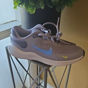 Kids Nike Gray Running Shoes with Blue & Yellow Highlights, NWT.
